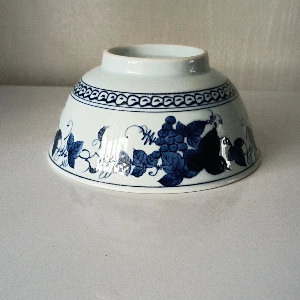 RARE Vintage Japanese Porcelain Bowl Traditional Blue And White Grape Design - Picture 6 of 9
